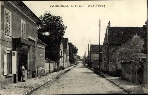 Ak Vareddes Seine et Marne, Rue Neuve, Boucher devant Boucherie