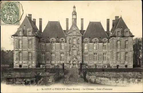 Ak Saint Loup sur Thouet Deux Sèvres, Le Chateau, Cour d´honneur