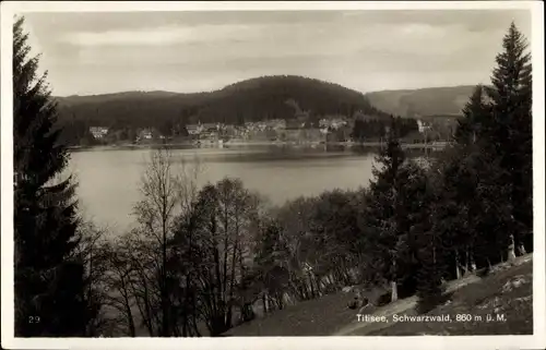 Ak Titisee Neustadt im Breisgau Hochschwarzwald, Fernblick, See, Ort, Wald