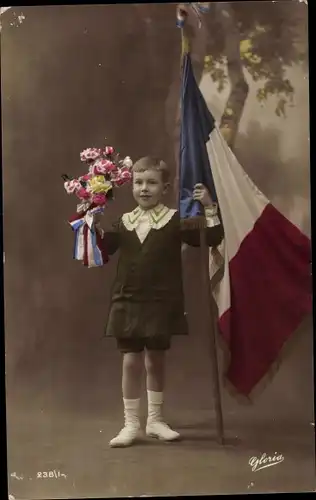 Ak Armée Française, Enfant avec un Drapeau et des Fleurs