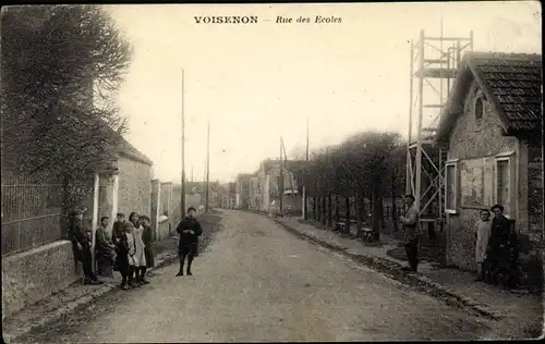 Ak Voisenon Seine et Marne, Rue des Ecoles, groupe de riverains