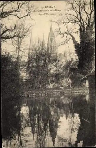 Ak Bayeux Calvados, Cathédrale se reflétant dans l´Abrenvoir