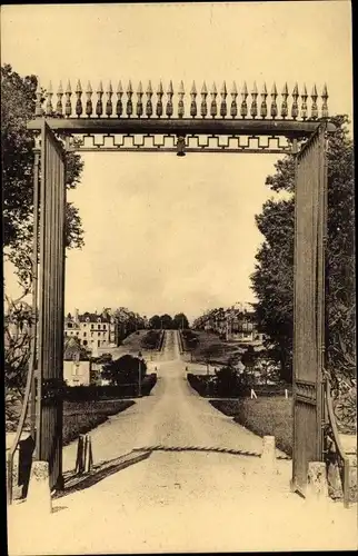 Ak Balleroy Calvados, La Grille du Château de la Rue du Sapin