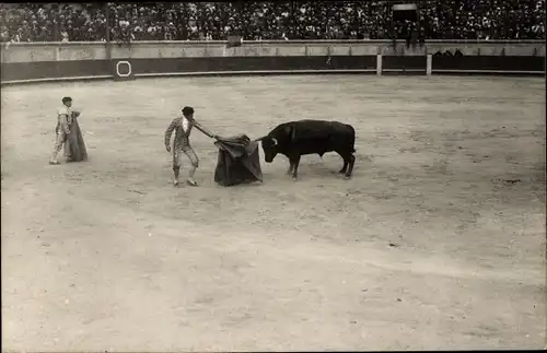 Foto Ak Stierkampf in der Arena, Torero