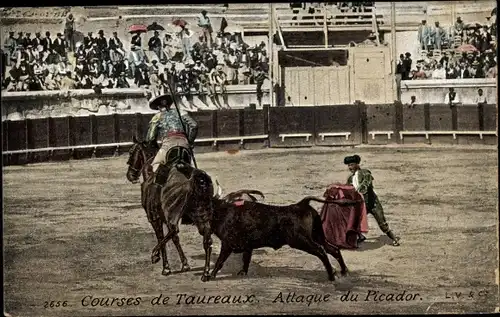 Ak Stierkampf in der Arena, Torero, Courses de Taureaux, Attaque du Picador