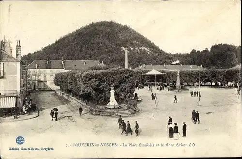 Ak Bruyères Vosges, La Place Stanislas et le Mont Avison