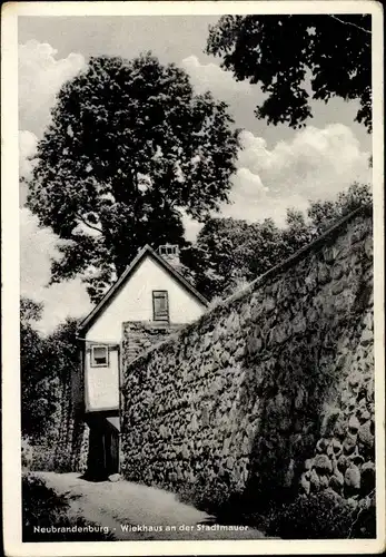 Ak Neubrandenburg in Mecklenburg, Wiekhaus an der Stadtmauer