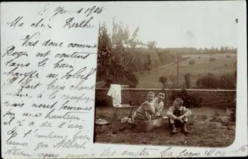 Foto Ak Montfort l'Amaury Yvelines, L'enfant est lavé