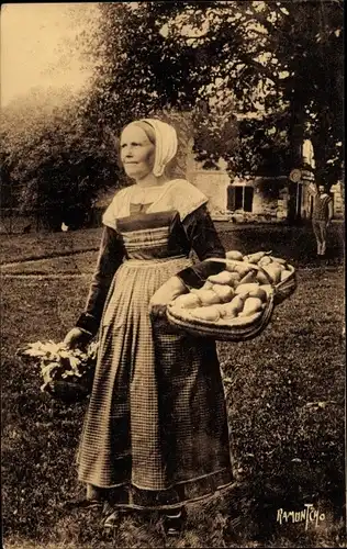 Ak Saint Maixent Deux Sevres, Femme avec un panier des Poires