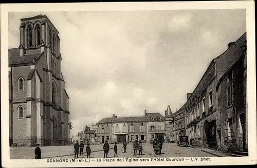 Ak Gonnord Maine-et-Loire, La Place de l'Eglise vers l'Hotel Gourdon