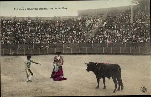 Ak Stierkampf in der Arena, Torero, Entrando à banderillas, rentrant aux banderilles