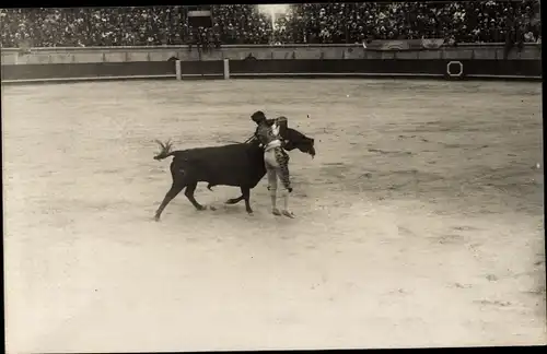 Foto Ak Stierkampf in der Arena, Torero