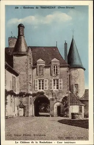 Ak Thénezay Deux Sèvres, Le Château de la Rochefaton, Cour interieure