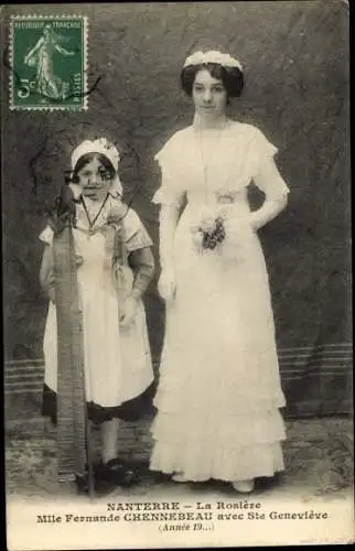 Ak Nanterre Hauts de Seine, La Rosière, Mlle Fernande Chennebeau avec Sainte Geneviève