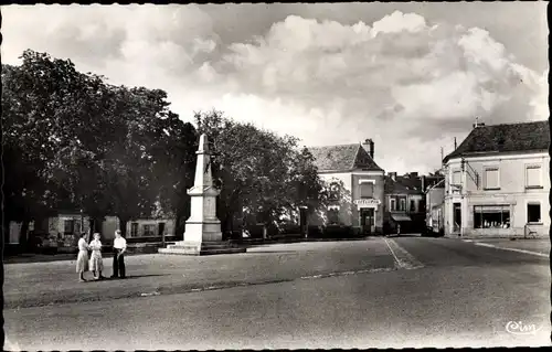 Ak Vihiers Maine et Loire, Place du Champ de Mars, Monument du Souvenir de 1870