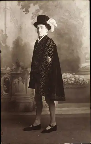 Foto Ak Theaterszene, Schauspieler im Kostüm