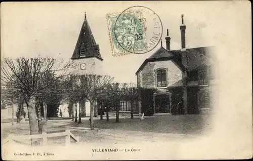 Ak Vaux-sur-Lunain Villeniard Yonne, La Cour