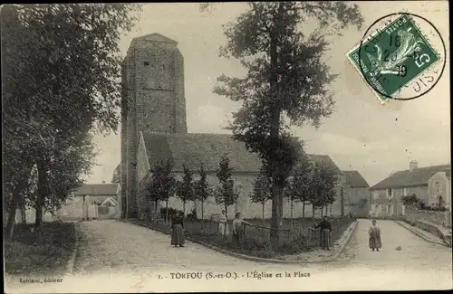 Ak Torfou Essonne, l´Église et la Place