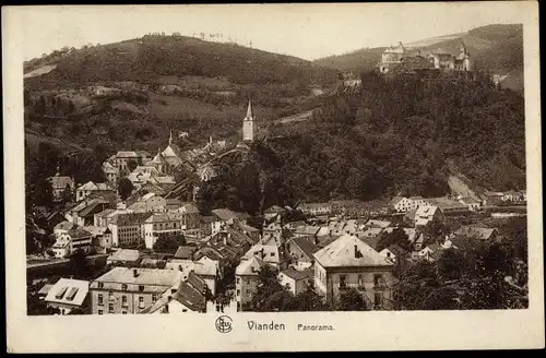 Ak Vianden Luxemburg, Panorama der Ortschaft, Schloss