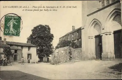 Ak Les Gardes Maine et Loire, Place du Sanctuaire Notre Dame