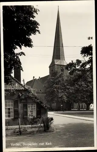 Ak Vorden Gelderland Niederlande, Dorpsplein met Kerk