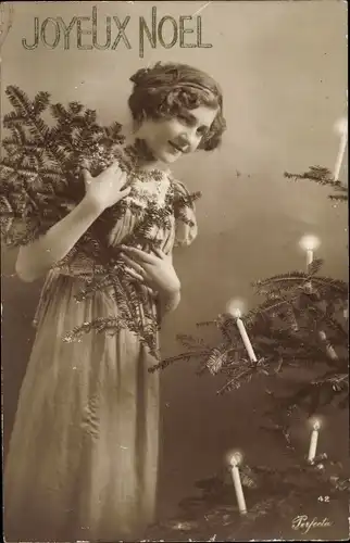 Ak Glückwunsch Weihnachten, Frau mit Tannenzweigen, Weihnachtsbaum, Kerzen