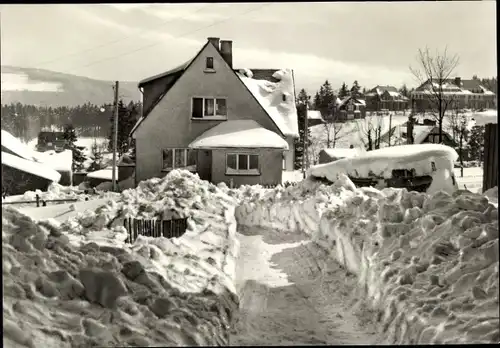 Ak Masserberg in Thüringen, Straßenpartie, Winter