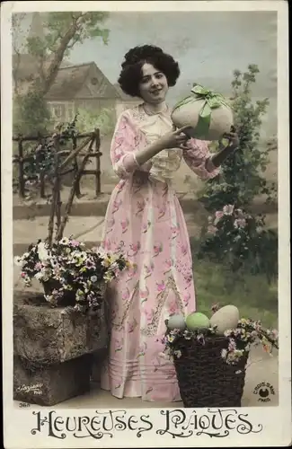 Ak Glückwunsch Ostern, junge Frau mit Ostereiern, Blumen