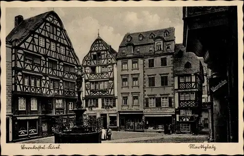 Ak Bernkastel Kues an der Mosel, Marktplatz, Fachwerk, Brunnen