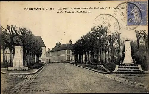 Ak Tournan-en-Brie Seine et Marne, Place et Monuments des Enfants de la Commune