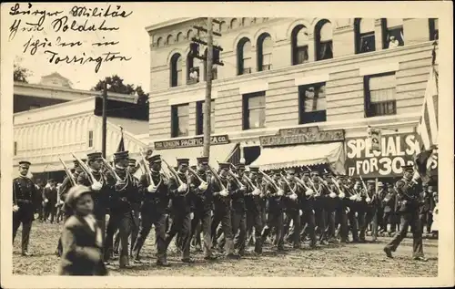 Foto Ak Torrington Conneticut USA, Militärparade, amerikanische Soldaten