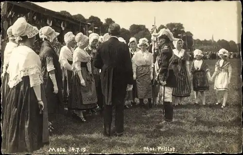 Foto Ak Metz Moselle, Frauen in Volkstrachten, Soldat in Festuniform