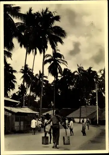 Ak Daressalam Dar es Salaam Tansania, Dorfstraße, Wasserträger