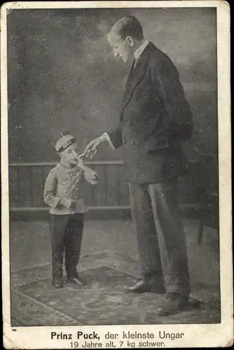 Ak Prinz Puck, der kleinste Ungar, 19 Jahre, Liliputaner mit Zigarette
