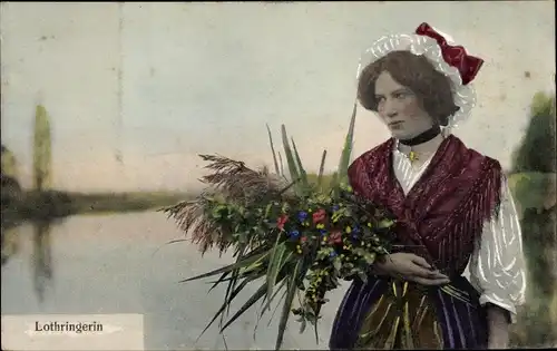 Ak Lothringerin in Tracht, Blumenstrauß