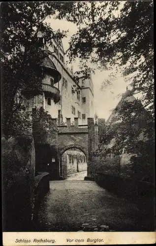 Ak Rochsburg Lunzenau in Sachsen, Schloss, Partie vorm Burgtor