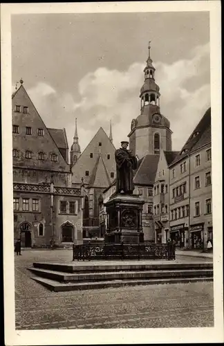 Ak Lutherstadt Eisleben, Lutherdenkmal am Marktplatz, Totalansicht