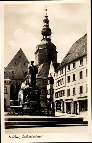 Ak Lutherstadt Eisleben, Lutherdenkmal am Marktplatz, Kirche