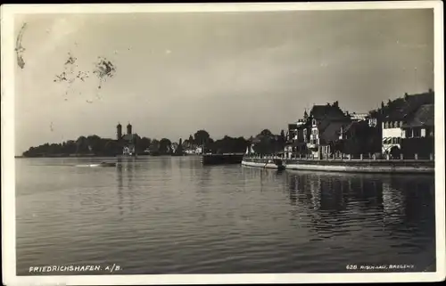 Ak Friedrichshafen am Bodensee, Blick vom Wasser auf die Stadt