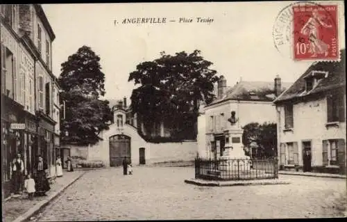 Ak Angerville Essonne, Place Tessier