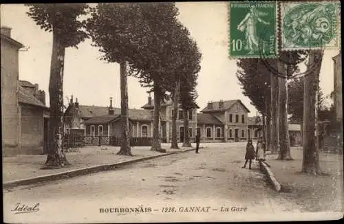 Ak Gannat Allier, La Gare, Blick auf den Bahnhof, Straßenseite