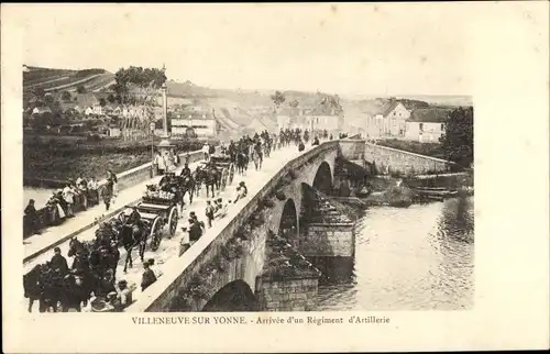 Ak Villeneuve sur Yonne, Le Pont, Arrivée d´un Régiment d´Artillerie