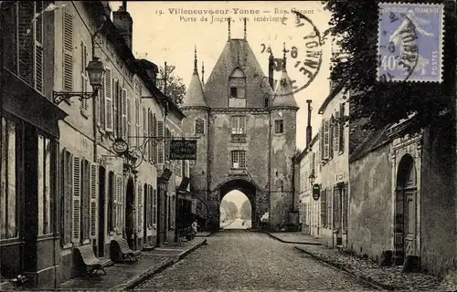 Ak Villeneuve sur Yonne, La Rue Carnot et la Porte de Joigny