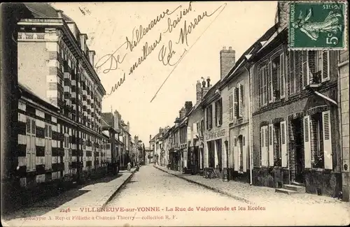 Ak Villeneuve sur Yonne, La Rue de Valprofonde et les Écoles