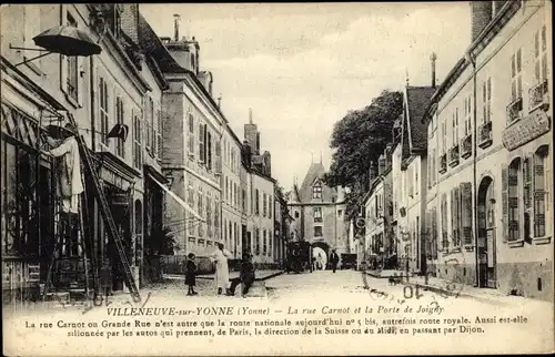 Ak Villeneuve sur Yonne, La Rue Carnot et la Porte de Joigny