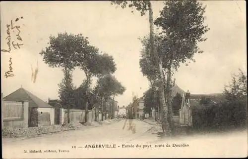 Ak Angerville Essonne, Entrée du Pays, Route de Dourdan