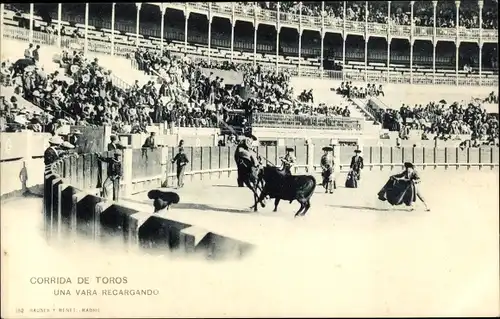 Ak Corrida de Toros, Una Vara Recargando, Stierkampf, Torero
