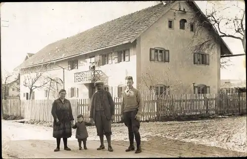 Foto Ak Wald bei Oberneukirch Neukirch in der Lausitz, Familie vor Wohnhaus