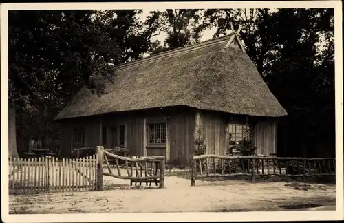 Ak Sulingen in Niedersachsen, Tierpark Ströhen, Holzzaun, Haus mit Reetdach