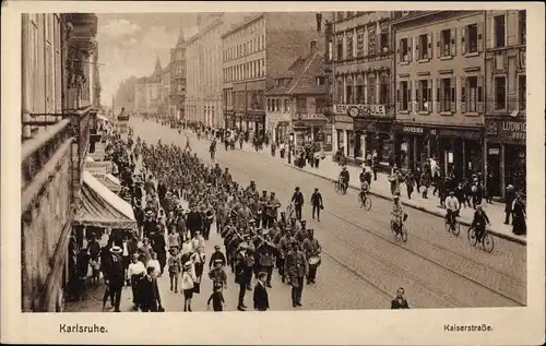 Ak Karlsruhe in Baden Württemberg, Kaiserstraße, marschierende Soldaten